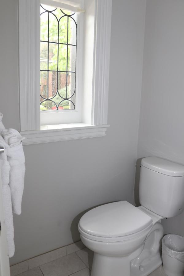 A Stylish Stay W/ A Queen Bed, Heated Floors.. #18 Brookline Eksteriør billede